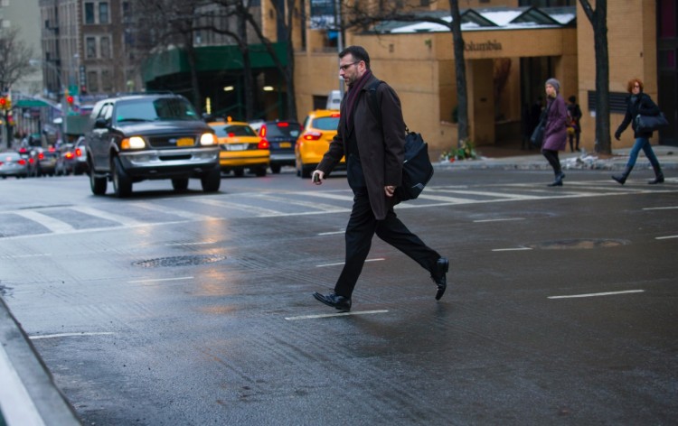 Atravessar a rua fora da faixa de segurança rende multa de ate US$ 150 em NY. (Foto: Reprodução)