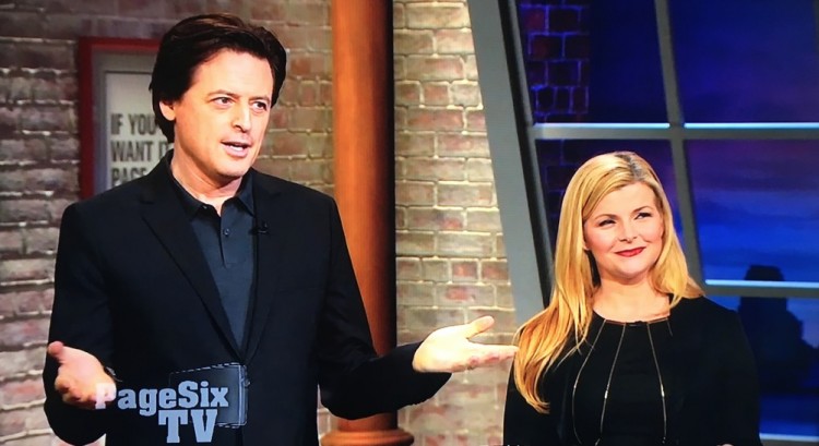 John Fugelsang, apresentador do programa, com a chefe da coluna Page Six, a jornalista inglresa Emily Smith (Foto: Reprodução)