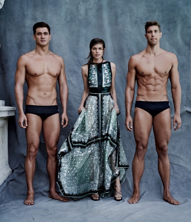 A modelo americana Cameron Russell com os nadadores Nathan Adrian e Matt Greeves,  que já ganharam respectivamente 3 e 4 medalhas olímpicas de ouro. (Foto: Patrick Demarchelier/Vogue) 