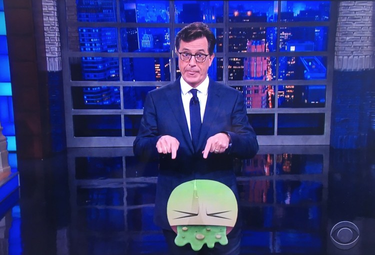 O apresentador Stephen Colbert apresenta o emoji do vômito "que representa o nadadar olímpico" no Rio (Foto: Reprodução)