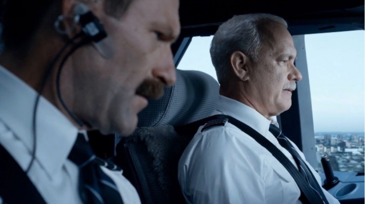 Eckhart e Hanks em cena de "Sully", após revoada de gansos destruir os motores da aeronave. (Foto: Divulgação)