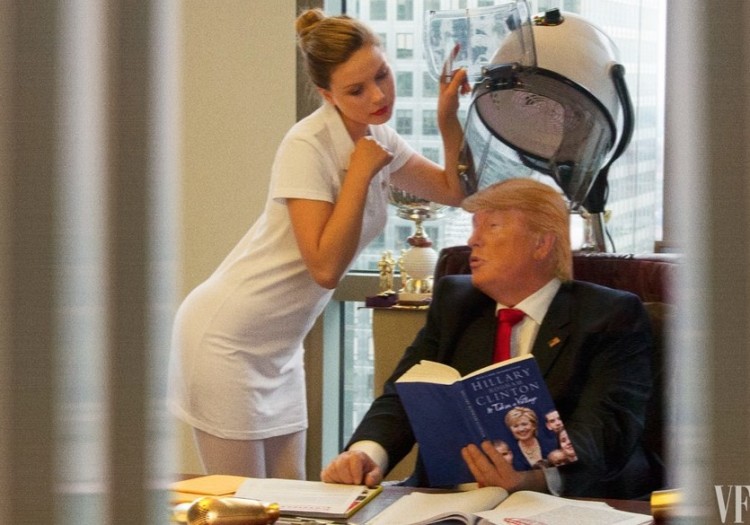 Fazendo o cabelo e folheando o livro escrito pela oponente Hillary Clinton. (Foto: Reprodução)