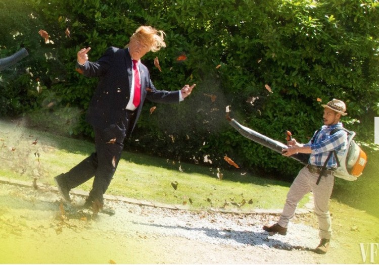 Com ventilador à vácuo para limpar jardins, um mexicano "cuida" do cabelo de Trump. (Foto: Reprodução)