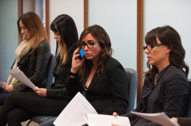 Pamela Adlon (falando ao  celular) interpreta uma atriz de Hollywood em "Better Things". (Foto: Divulgação)