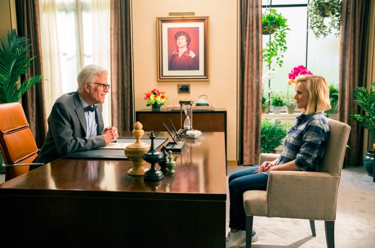 Em "The Good Place", Ted Danson explica a Kristen Bell como funciona a vida pós-morte. (Foto: Justin Lubin/NBC)