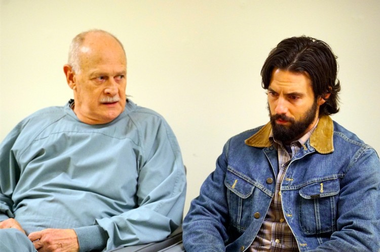 Milo Ventimiglia, de barba, é reconfortado pelo médico (Gerald McRaney) depois de uma cesariana de risco da mulher (Mandy Moore), grávida de trigêmeos. (Foto: Paul Drinkwater/NBC)