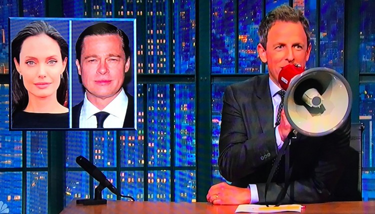 O apresentador Seth Meyers usa o megafone para fazer piada sobre o casal Brangelina. (Foto: Reprodução)