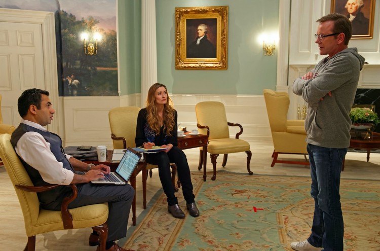 Kirkman (Sutherland) e a mulher (McElhone) com o redator de discursos Seth Wright (Kal Penn) em uma das salas da Casa Branca. (Foto: /ABC) 