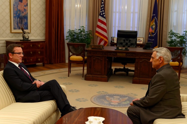 O presidente Kirkman (Sutherland) vira Jack Bauer e enfrenta o embaixador do Irã no salão oval da Casa Branca. (Foto: Ben Mark Holzberg/ABC)