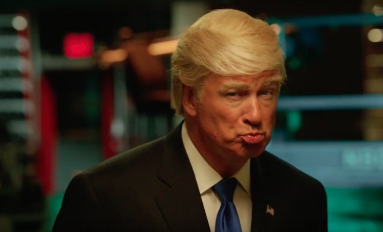 Alec Baldwin caracterizado como Donald Trump, em trailer do 'SNL'. (Foto: Reprodução)