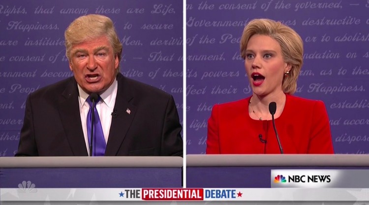 Ao fazer comentários sobre negros, Trump (Alec Baldwin) deixa Hillary de queixo caído. (Foto: Reprodução)