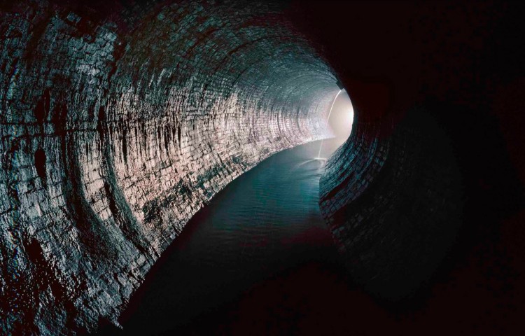 Túnel de esgoto no bairro do Bronx, Nova York. (Foto: Mustafah Abdulaziz)