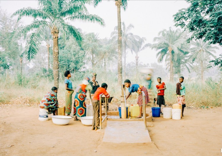 Esta fonte de água limpa na Nigéria abastece vilarejo de 800 pessoas. (Foto: Mustafah Abdulaziz)