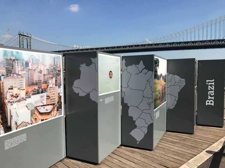 A seção Brasil da exposição, com a Manhattan Bridge ao fundo. (Foto: Marcelo Bernardes)