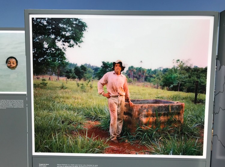 Detalhe da seção Brasil: imagem do fazendeiro Manuel Barbosa, em Tangará da Serra Mato Grosso; ao fundo um garoto nada nas águas do Rio Paraguai. (Foto: Marcelo Bernardes)