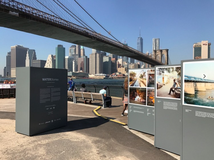 A exposição "Water Stories" fica ao pé da Brooklyn Bridge. (Foto: Marcelo Bernardes)