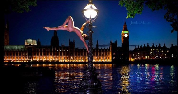 Acrobacia em poste com o Parlamento londrino ao fundo. (Foto: Reprodução)