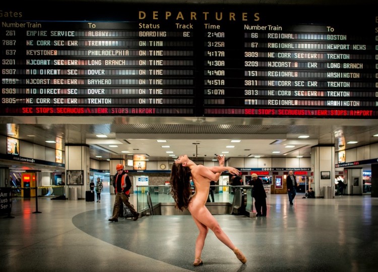 Bem antes da hora do rush, bailarina é fotograda na Penn Station de NY. (Foto: Reprodução)