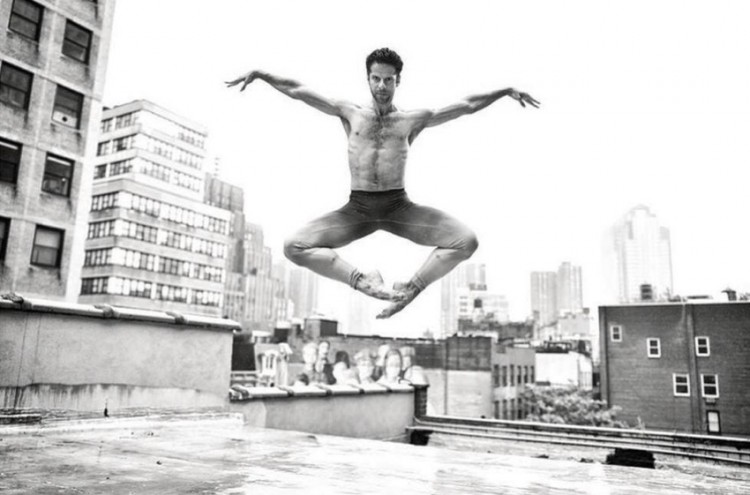 O bailarino brasileiro Marcelo Gomes fotografado no telhado de seu estúdio, em TriBeCa (Foto: Gavin Bond/Out)