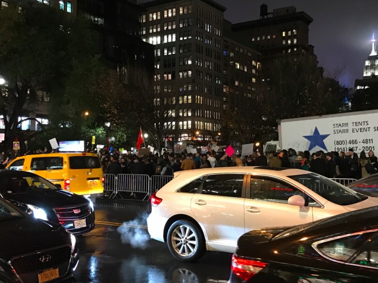 Na Union Square, a polícia isolou os manifestantes, evitando que eles tomem as ruas. (Foto: Marcelo Bernardes)