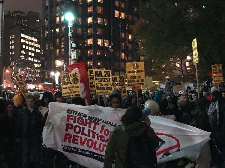 Manifestação na entrada sul do Central Park, com o hotel Trump Tower ao fundo. (Foto: Marcelo Bernardes)