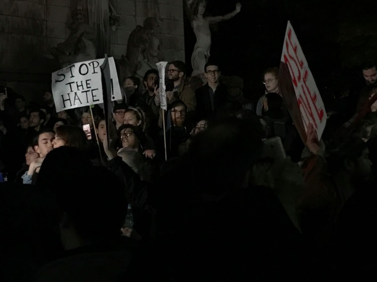 "Basta com o ódio", diz faixa de manifestante na entrada do Central Park. (Foto: Marcelo Bernardes)