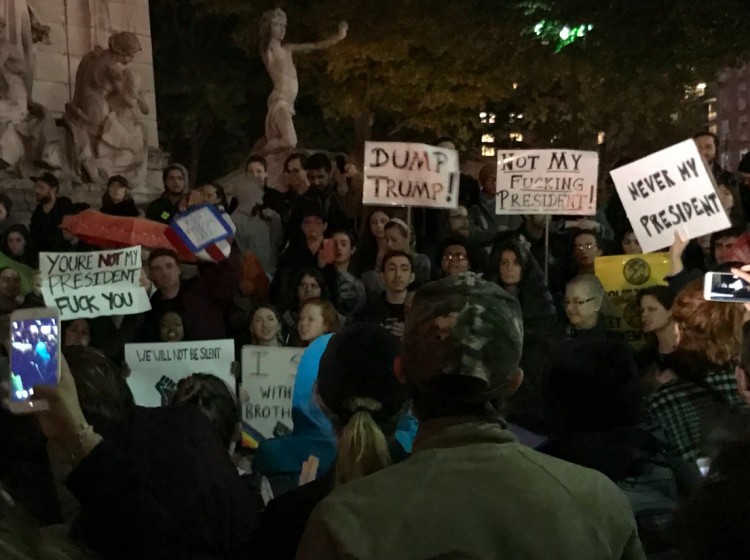 "Joque Trump no lixo"; "Foda-se" e "Não é meu presidente" são as frases dos cartazes de vários manifestantes. (Foto: Marcelo Bernardes)