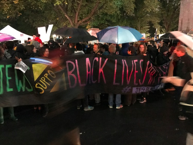 O movimento #blacklivesmatter também presente com essa faixa "Judeus apóiam o Black Lives Matter". (Foto: Marcelo Bernardes)