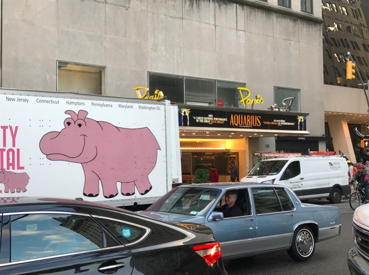 Trânsito parado na rua 58, onde está o hotel Plaza e o Paris Theatre, que exibe o filme brasileiro "Aquarius". (Foto: Marcelo Bernardes)