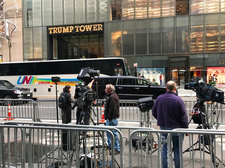 Grifes de luxo como a Gucci, do lado da Trump Tower, estão às moscas desde a eleição presidencial. (Foto: Marcelo Bernardes)