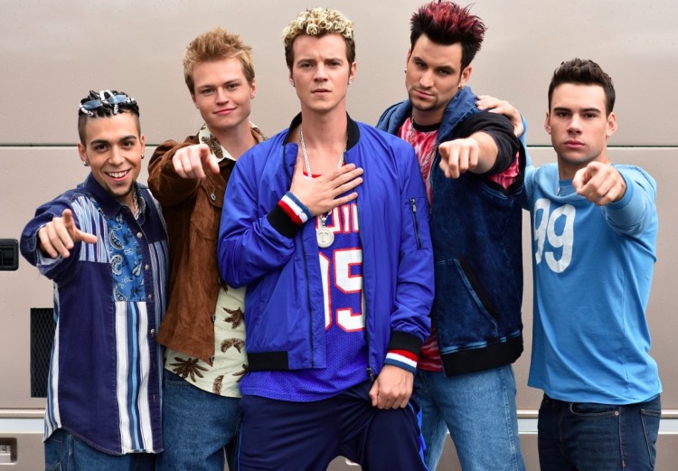 Membros da banda 'NSync: Frankie Cena como Chris Kirkpatrick, Connor Paton (Lance Bass), Nathan Keyes (Justin Timberlake), Matt Visser (Joey Fatone), Zac Vran (JC Chasez). (Foto: Jenna Berman/Lifetime) 