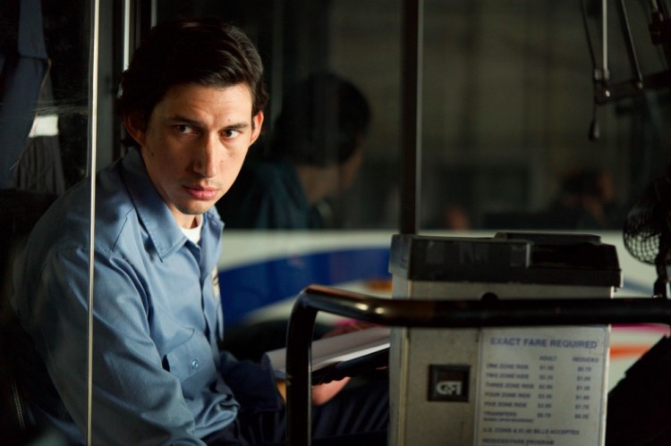 Adam Driver, que interpreta um motorista de ônibus e poeta em "Paterson", novo filme de Jim Jarmusch, aparece ao lado de Sonia Braga em lista das 25 melhores performances do ano, segundo a revista "Rolling Stone". (Foto: Divulgação)