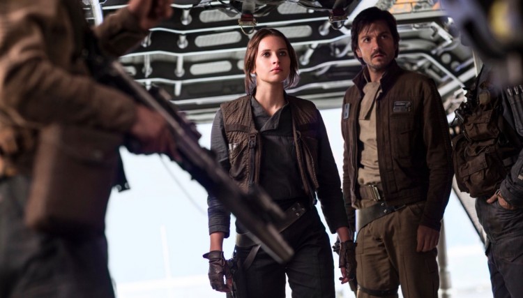 Felicity Jones e Diego Luna em cena da nova aventura "Star Wars" (Foto: Divulgação)