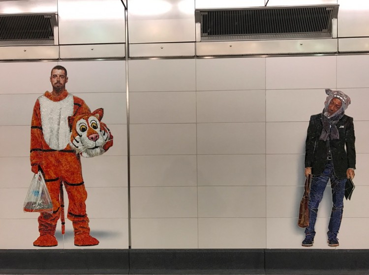 Diogo, filho de Vik Muniz, aparece vestido como fantasia de tigre. (Foto: Marcelo Bernardes)