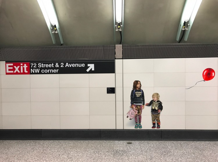 Antes de passarem pela catraca, usuários podem ver esse mural com crianças e balão no subsolo da estação da rua 72. (Foto: Marcelo Bernardes)