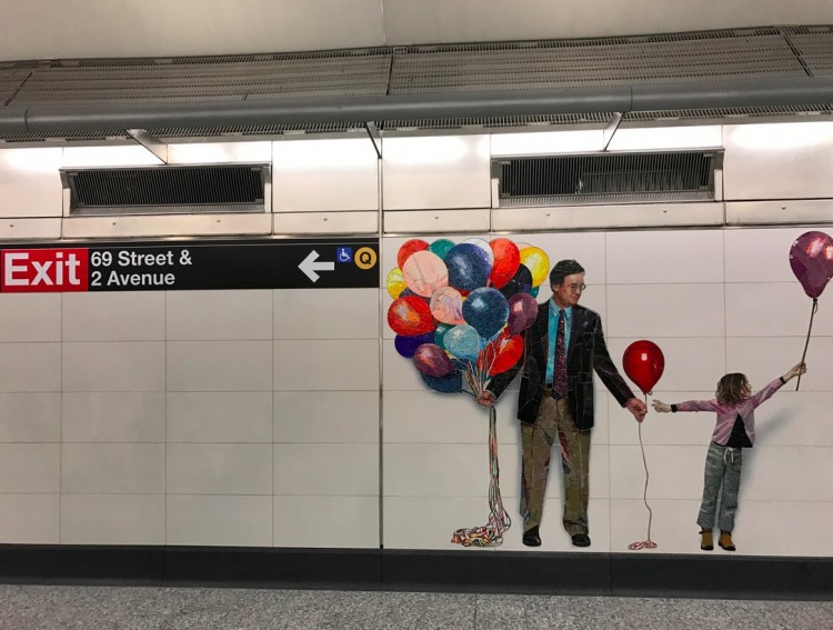 Já dentro da estação, mais um mural com balão . (Foto: Marcelo Bernardes)