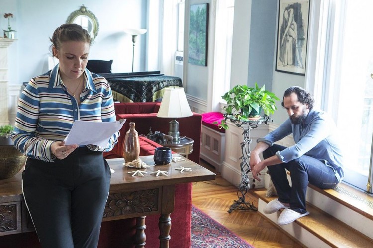 Lena Dunham em cena com o ator Matthew Rhys (do seriado "The Americans"), que participa do terceiro episódio da temporada final de "Girls" (Foto: Divulgação)