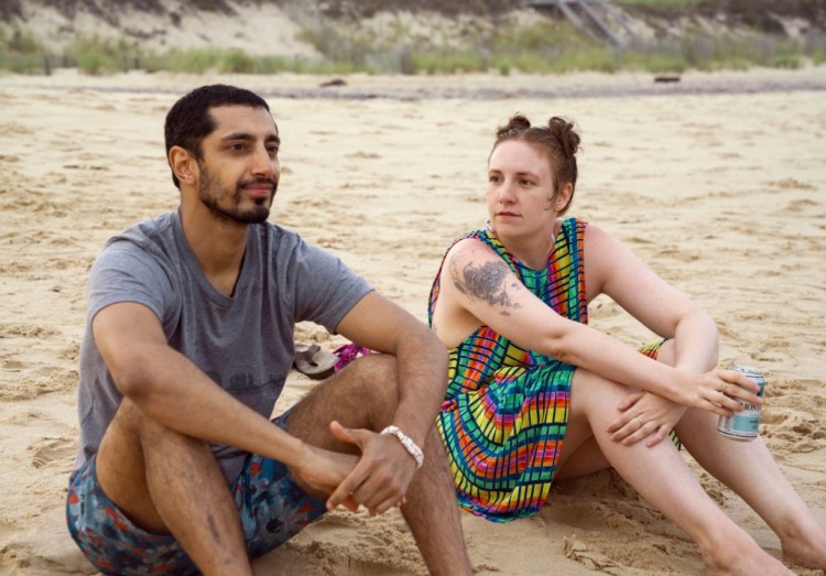 No episódio de estreia da sexta temporada de "Girls", Lena Dunham tem várias cenas de sexo com o ator e rapper inglês Riz Ahmed. (Foto: Divulgação)